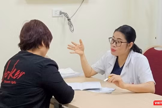 Bác sĩ Phạm Thị Thanh Huyền tư vấn cho người dân về bệnh lý đường ruột, táo bón.