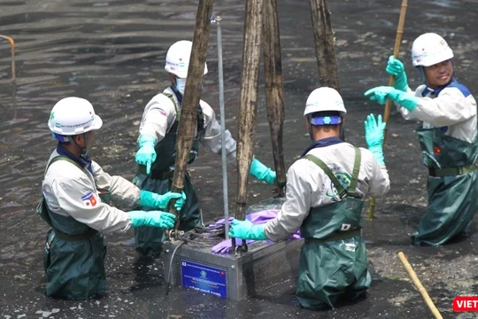 Đoàn chuyên gia Nhật lắp máy xử lý nước công nghệ nano tại sông Tô Lịch (Hà Nội) vào tháng 5/2019.