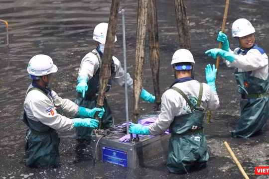 Đoàn chuyên gia Nhật lắp máy xử lý nước công nghệ nano tại sông Tô Lịch (Hà Nội) vào tháng 5/2019.