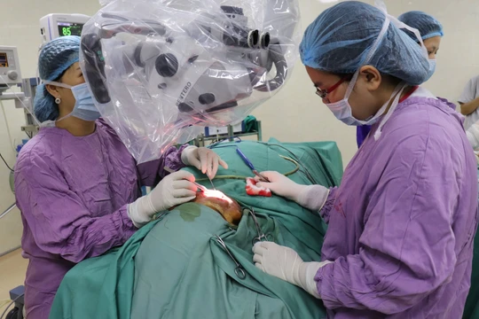 Nhóm bác sĩ sử dụng kỹ thuật vi phẫu để phục hồi gương mặt cho người đàn ông. 