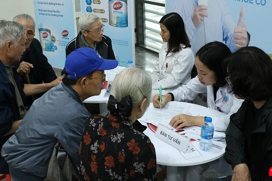 Nhân viên y tế tư vấn về chế độ dinh dưỡng cho bệnh nhân đái tháo đường.