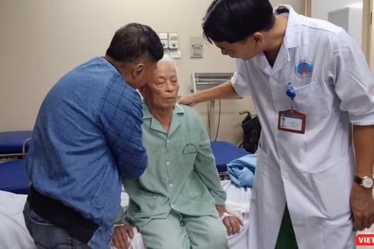 Bác sĩ Trịnh Tú Tâm và người thân của ông Đ. kiểm tra tình trạng sức khỏe của ông sau khi phẫu thuật bơm xi măng sinh học.