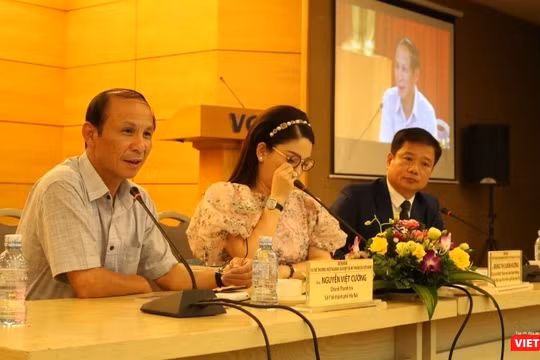 Ông Nguyễn Việt Cường – Chánh Thanh tra Sở Y tế Hà Nội cùng các chuyên gia tại diễn đàn chủ đề làm đẹp tổ chức tại Hà Nội ngày 15/10.