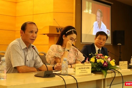 Ông Nguyễn Việt Cường – Chánh Thanh tra Sở Y tế Hà Nội cùng các chuyên gia tại diễn đàn chủ đề làm đẹp tổ chức tại Hà Nội ngày 15/10.