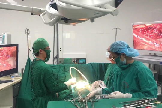 Nhóm bác sĩ của Bệnh viện Phổi Trung ương phẫu thuật cắt u cho bệnh nhân T.