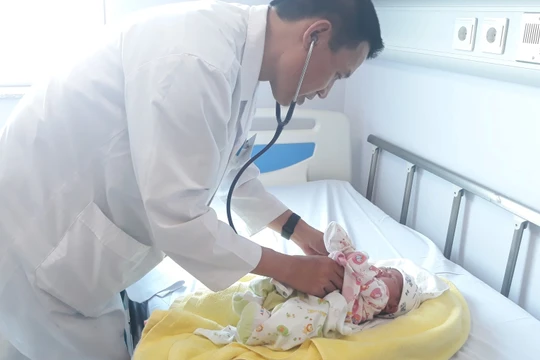 Bác sĩ Nguyễn Lý Thịnh Trường – Giám đốc Trung tâm Tim mạch trẻ em chăm sóc cho bé Palamy Imthapattha.