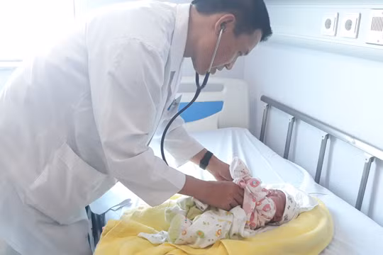 Bác sĩ Nguyễn Lý Thịnh Trường – Giám đốc Trung tâm Tim mạch trẻ em chăm sóc cho bé Palamy Imthapattha.