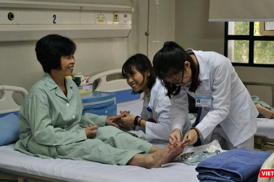 Nhóm điều dưỡng tại Bệnh viện cắt móng tay, móng chân cho bệnh nhân.