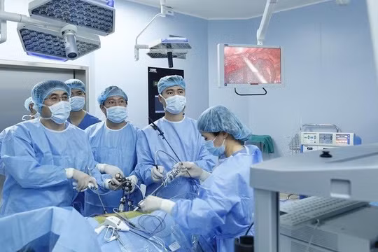 Các bác sĩ của Bệnh viện TWQĐ 108 phẫu thuật nội soi chữa ung thư thực quản cho bệnh nhân M.