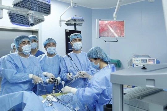 Các bác sĩ của Bệnh viện TWQĐ 108 phẫu thuật nội soi chữa ung thư thực quản cho bệnh nhân M.