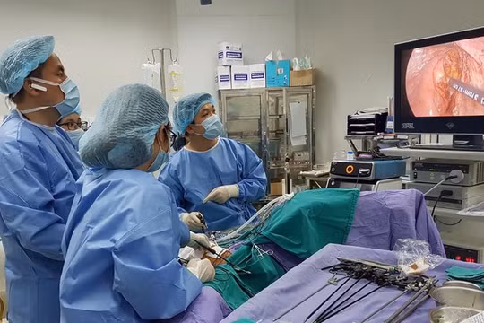 Một ca phẫu thuật nội soi tại Bệnh viện Đại học Y Hà Nội