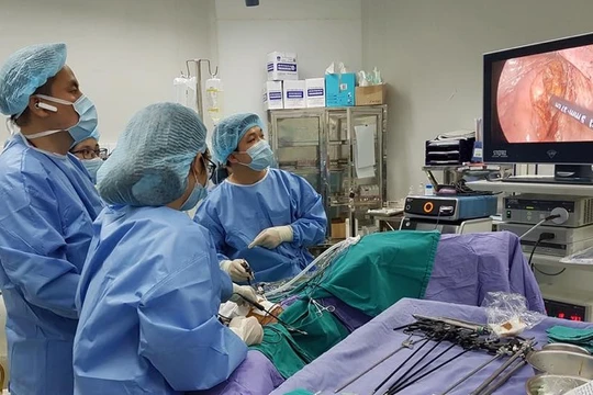 Một ca phẫu thuật nội soi tại Bệnh viện Đại học Y Hà Nội