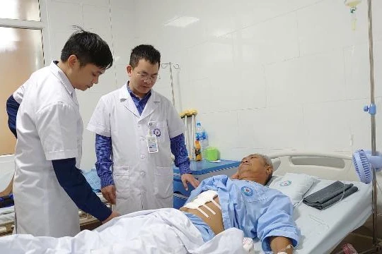 Bác sĩ Bệnh viện Bưu điện thăm khám cho ông Tr. sau mổ.