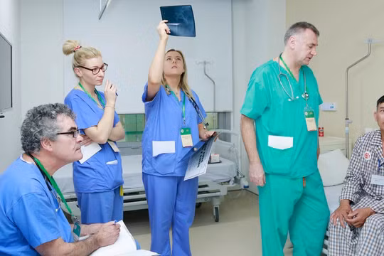 Nhóm bác sĩ của Tổ chức Operation Walk Ireland thăm khám cho bệnh nhân tại Bệnh viện Trung ương Quân đội 108.