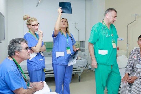 Nhóm bác sĩ của Tổ chức Operation Walk Ireland thăm khám cho bệnh nhân tại Bệnh viện Trung ương Quân đội 108.