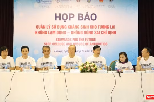 Các chuyên gia y tế chia sẻ về kháng thuốc kháng sinh tại buổi họp báo trước thềm lễ mít tinh.