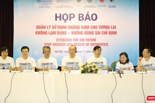 Các chuyên gia y tế chia sẻ về kháng thuốc kháng sinh tại buổi họp báo trước thềm lễ mít tinh.