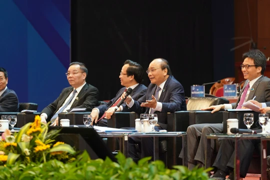 Thủ tướng Nguyễn Xuân Phúc cùng lãnh đạo Chính phủ, các Bộ ngành trong cuộc đối thoại với thanh niên sáng 12/12 (Ảnh: Chinhphu.vn)