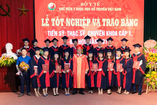Giám đốc Học viện chụp ảnh lưu niệm cùng học viên tốt nghiệp sau đại học năm 2019.