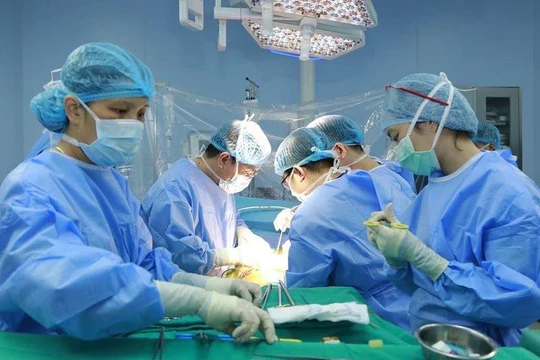 Ca phẫu thuật ghép gan cho ông H. kéo dài tới 14 tiếng đồng hồ.
