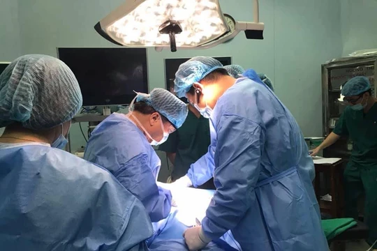 Bác sĩ phẫu thuật cho bé 3 tuổi mắc ung thư di căn