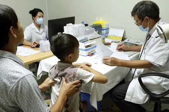 Cha mẹ nên đưa trẻ đi khám bệnh ngay khi nhận thấy trẻ có những biểu hiện bệnh nặng hoặc lo lắng, không an tâm về trẻ.