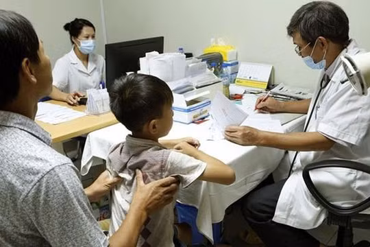 Cha mẹ nên đưa trẻ đi khám bệnh ngay khi nhận thấy trẻ có những biểu hiện bệnh nặng hoặc lo lắng, không an tâm về trẻ.