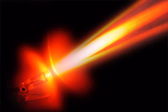 Tia hồng ngoại có thể xâm nhập vào sâu trong các khối u nhưng không thể tạo ra gốc tự do để diệt tế bào ung thư.