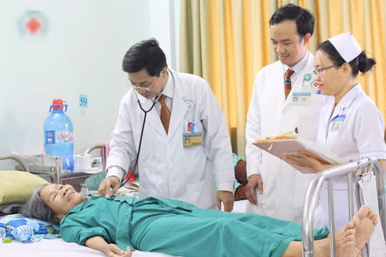 Người bệnh được bác sĩ thăm khám tại Bệnh viện.