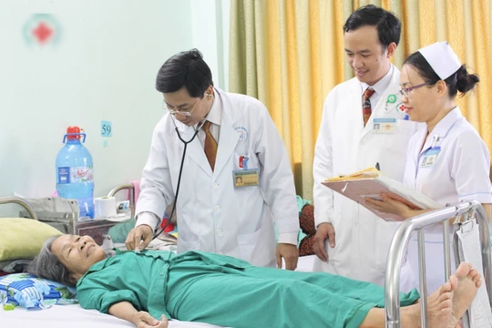 Người bệnh được bác sĩ thăm khám tại Bệnh viện.