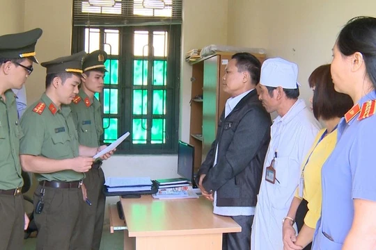 Công an Thanh Hóa thi hành lệnh bắt tạm giam các bị can.