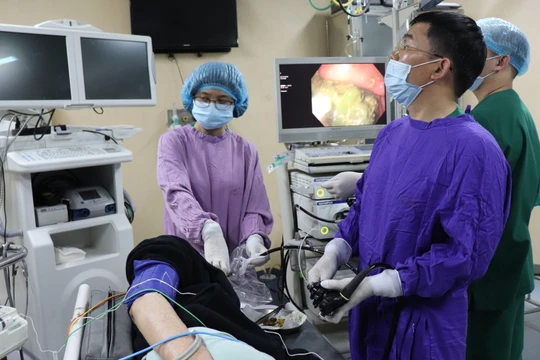 Nhóm bác sĩ của Bệnh viện E phẫu thuật nội soi cho cụ ông.