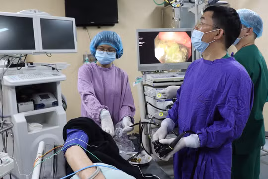 Nhóm bác sĩ của Bệnh viện E phẫu thuật nội soi cho cụ ông.