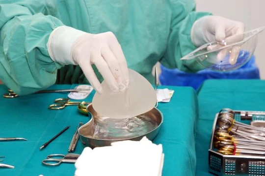 Túi nâng ngực nhân tạo (Ảnh: CNBC)