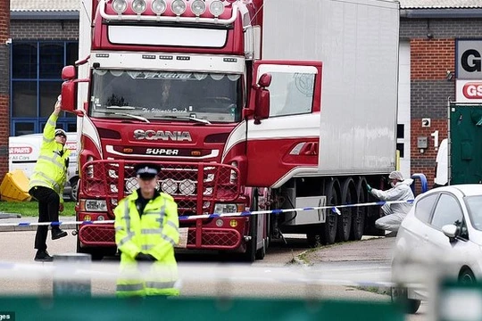 Cảnh sát và nhân viên pháp y điều tra chiếc xe container phát hiện có 39 thi thể vào ngày 23/10