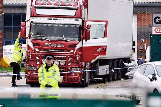 Cảnh sát và nhân viên pháp y điều tra chiếc xe container phát hiện có 39 thi thể vào ngày 23/10