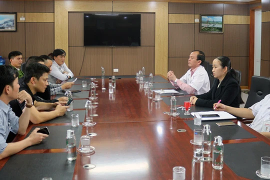 Ban lãnh đạo Bệnh viện trao đổi với gia đình chị N. (Ảnh: Báo Quảng Bình)