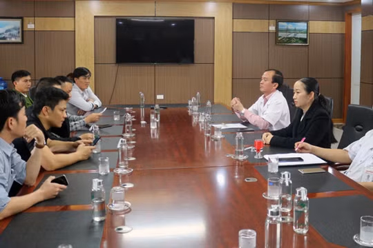 Ban lãnh đạo Bệnh viện trao đổi với gia đình chị N. (Ảnh: Báo Quảng Bình)