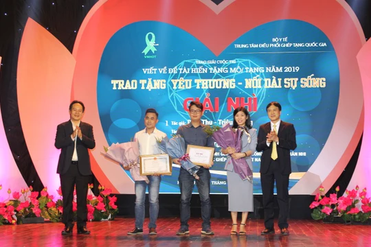 Ban tổ chức trao giải thưởng cho các tác giả đoạt giải trong cuộc thi.