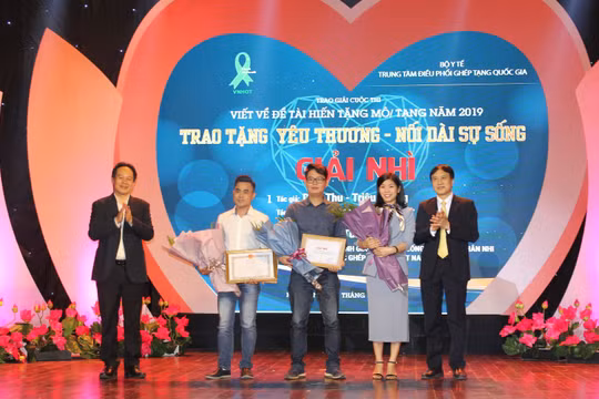 Ban tổ chức trao giải thưởng cho các tác giả đoạt giải trong cuộc thi.