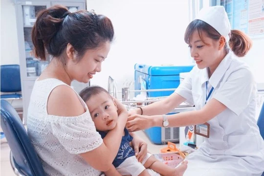 Tiêm vaccine cho trẻ