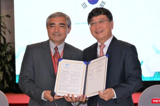 Chủ tịch VDCA Nguyễn Minh Hồng và Chủ tịch KOSA Lee Hong Goo ký kết hợp tác.