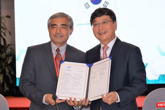 Chủ tịch VDCA Nguyễn Minh Hồng và Chủ tịch KOSA Lee Hong Goo ký kết hợp tác.