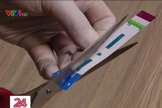 Que thử HIV, viêm gan B bị cắt đôi trước khi làm xét nghiệm cho bệnh nhân (Ảnh: VTV 24)
