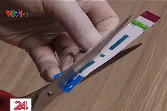 Que thử HIV, viêm gan B bị cắt đôi trước khi làm xét nghiệm cho bệnh nhân (Ảnh: VTV 24)
