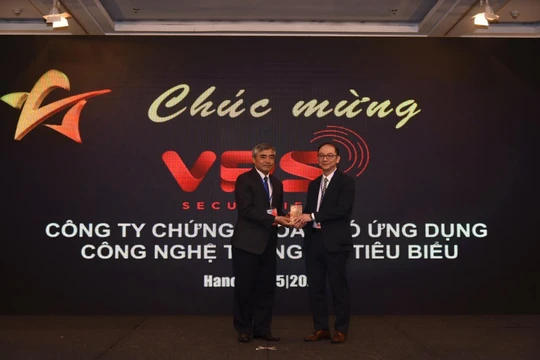 Ông Nguyễn Minh Hồng - Chủ tịch Hội Truyền thông số Việt Nam trao cúp cho đơn vị được giải thưởng Cung cấp dịch vụ tài chính tiêu biểu năm 2020