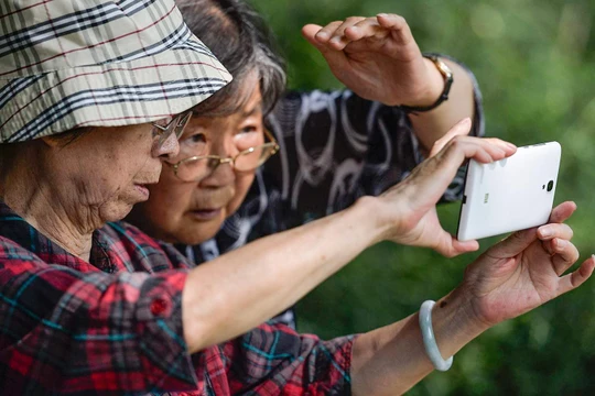 Đừng để Internet bỏ rơi người già lại phía sau. Ảnh: Sixth Tone