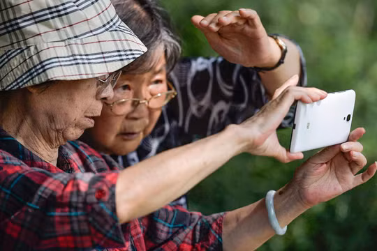 Đừng để Internet bỏ rơi người già lại phía sau. Ảnh: Sixth Tone