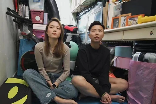 Cuộc sống vợ chồng trẻ trong căn phòng chật hẹp ở Hồng Kông. Ảnh: Sohu