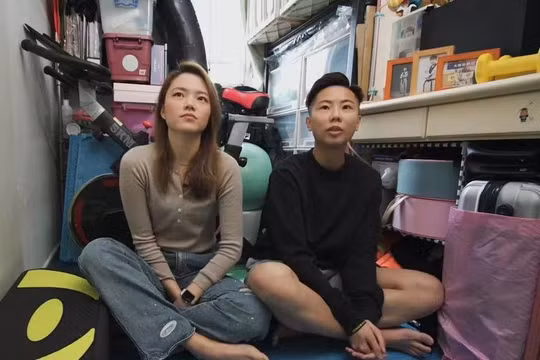 Cuộc sống vợ chồng trẻ trong căn phòng chật hẹp ở Hồng Kông. Ảnh: Sohu